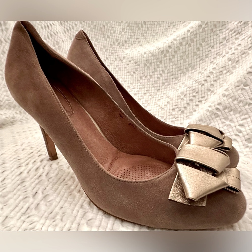 Corso Como DELBOW Metallic Bow Tie Heel in Taupe Brass Suede Pumps Size 8
